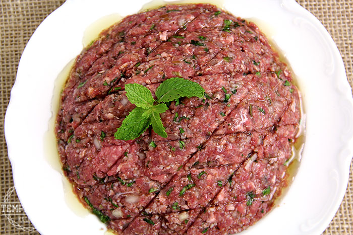 QUIBE - Receita de quibe super deliciosa e bem temperada. Fica uma delícia de servir cru, assado ou frito. Fácil, rápido e mega saboroso | temperando.com #quibe #comidaarabe