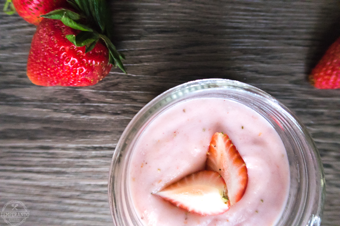 IOGURTE VEGANO DE MORANGO - Receita deliciosa e prática de iogurte vegano de morando que levam apenas dois ingredientes #receitavegana #temperandoblog